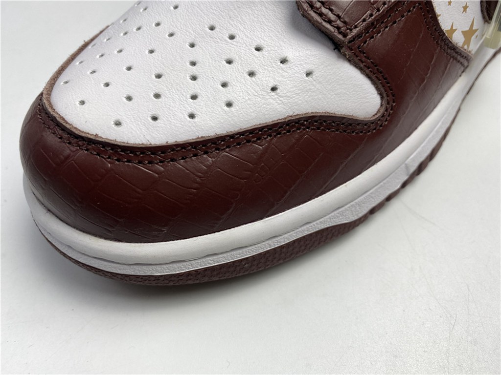 Svp*me x Nike SB Dunk Low DH3228-103